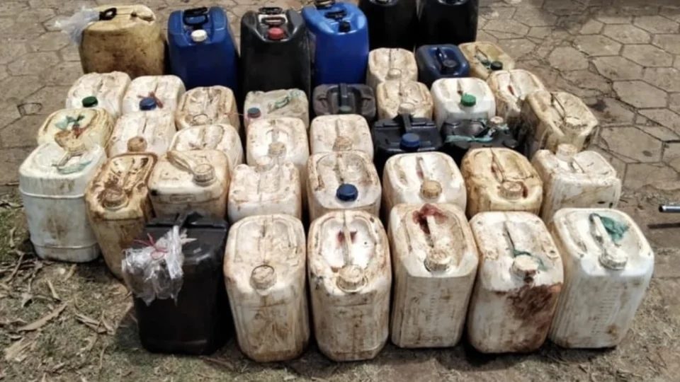 Combustível, motores e veículo usados em transporte clandestino são apreendidos na fronteira