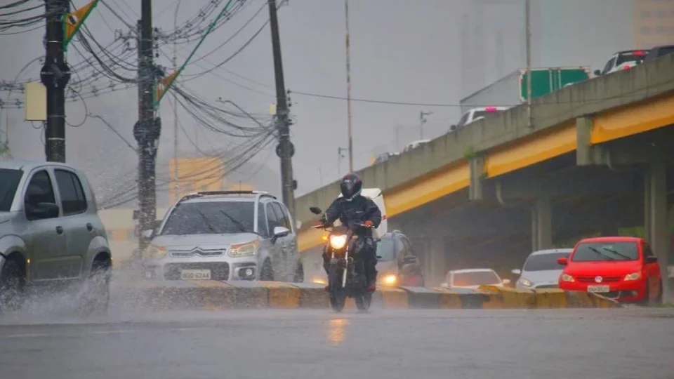 Temporal coloca Manaus em alerta para risco de enxurradas