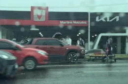 Eletricista fica ferido em acidente de moto durante chuva em Manaus