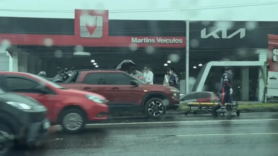 Eletricista fica ferido em acidente de moto durante chuva em Manaus