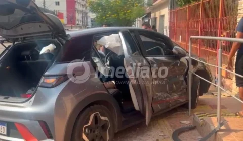 Colisão entre Saveiro e carro elétrico deixa dois feridos