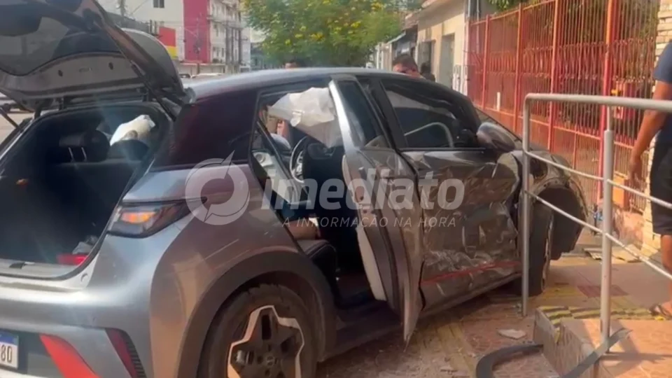 Colisão entre Saveiro e carro elétrico deixa dois feridos