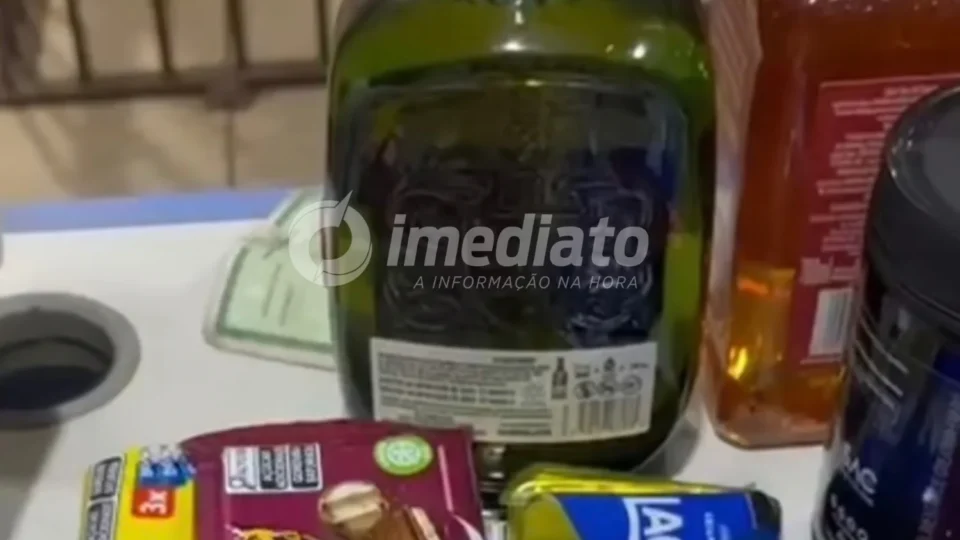 Jovem é preso após furtar uísque, creatina e chocolates de supermercado