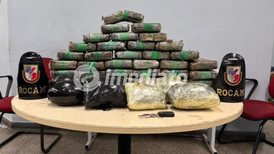 VEJA | Drogas são encontradas escondidas em para-choque e forro de carro em Manaus