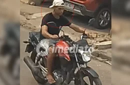 VEJA VÍDEO: Câmeras flagram momento em que homem furta moto e foge