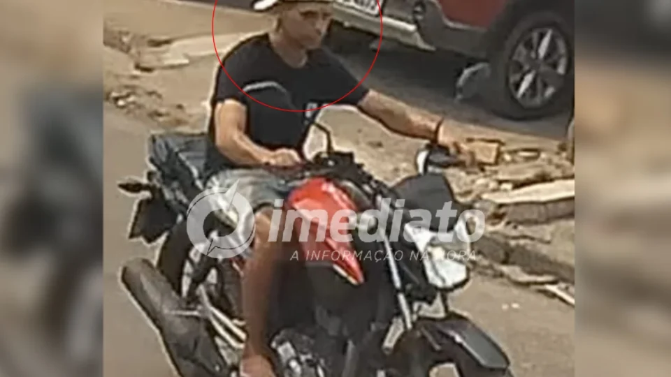 VEJA VÍDEO: Câmeras flagram momento em que homem furta moto e foge