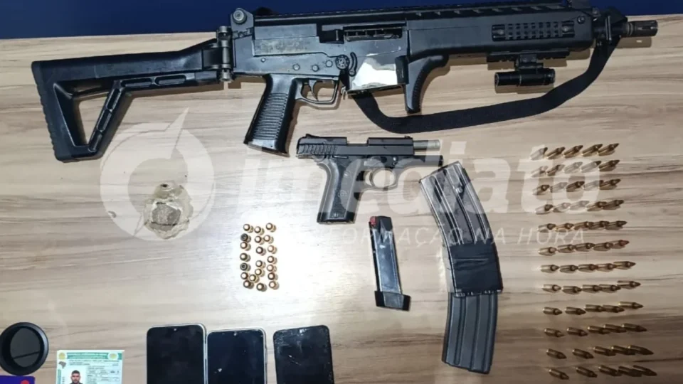 URGENTE | Três homens são presos por portarem um Fuzil 5,56 e armamentos de guerra