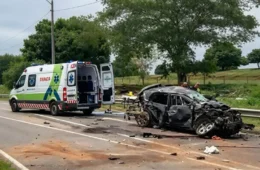 VEJA VÍDEO: colisão entre carreta e carro deixa três pessoas gravemente feridas na BR-364, em Rondônia