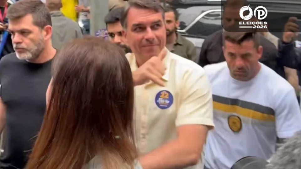 Veja vídeo: Flávio Bolsonaro chega para votar