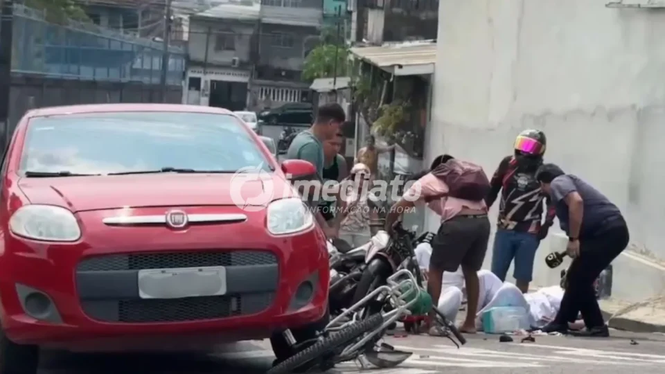 VEJA: motociclista desvia de ciclista e acaba atingido por carro no Dom Pedro