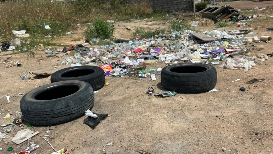 O acúmulo de lixo preocupa moradores do bairro Dr. Silvio Leite na Zona Oeste da Capital