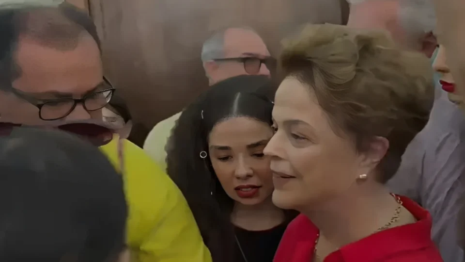 VEJA VÍDEO: Dilma Rousseff vota em Belo Horizonte sob aplausos, vaias e empurra-empurra