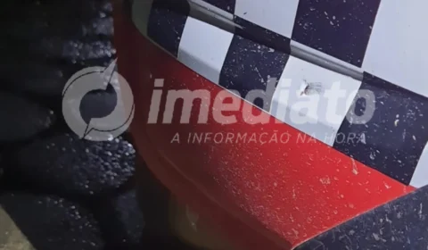 EXCLUSIVO | Dois homens trocam tiros e atingem uma viatura. Um deles é atingido e morre