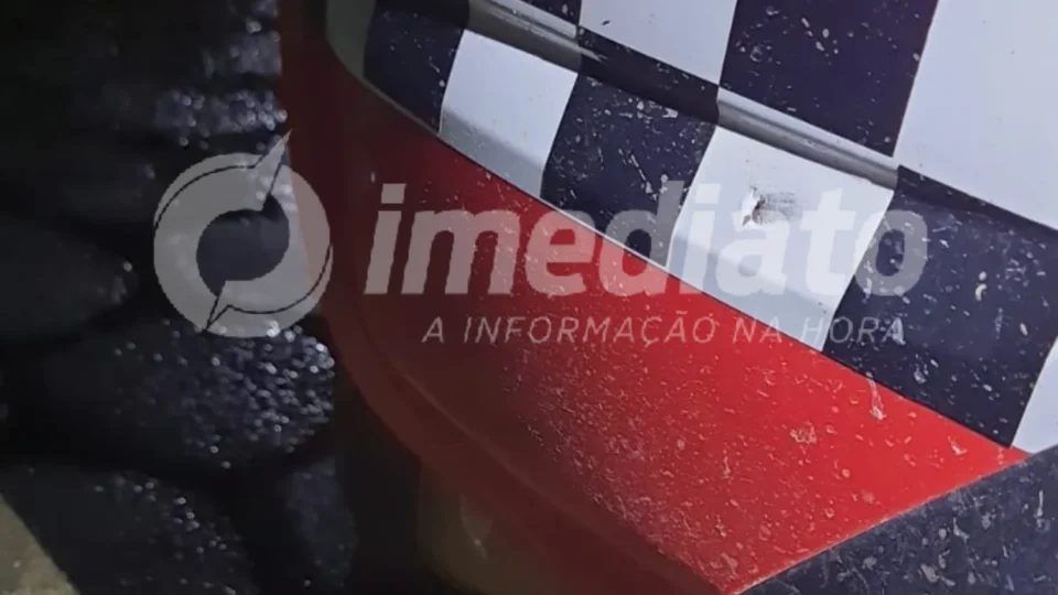 EXCLUSIVO | Dois homens trocam tiros e atingem uma viatura. Um deles é atingido e morre