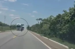 VEJA: câmera registra acidente fatal entre motociclista e caminhão boiadeiro em Rondônia