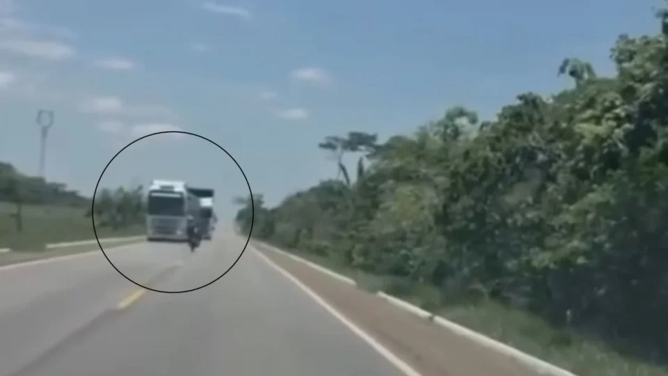VEJA: câmera registra acidente fatal entre motociclista e caminhão boiadeiro em Rondônia