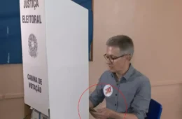 VEJA VÍDEO: Candidato à Presidência Romeu Zema é flagrado usando celular na cabine de votação
