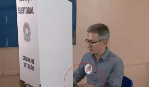 VEJA VÍDEO: Candidato à Presidência Romeu Zema é flagrado usando celular na cabine de votação