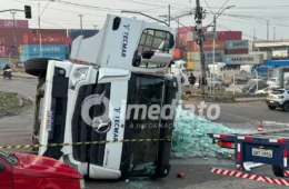 CENÁRIO DE DESTRUIÇÃO: carreta carregada de vidro temperado tomba e provoca caos no trânsito