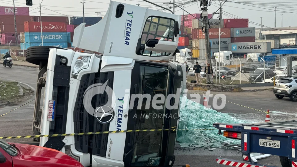 CENÁRIO DE DESTRUIÇÃO: carreta carregada de vidro temperado tomba e provoca caos no trânsito