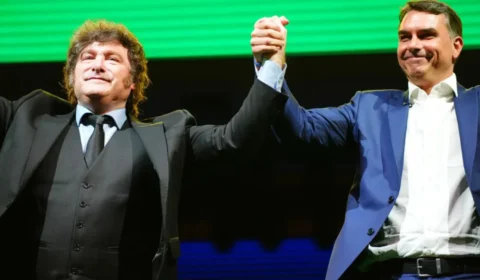 Governo Milei nega entrada de Flávio Bolsonaro na Argentina após suspeita de viagem aos Estados Unidos