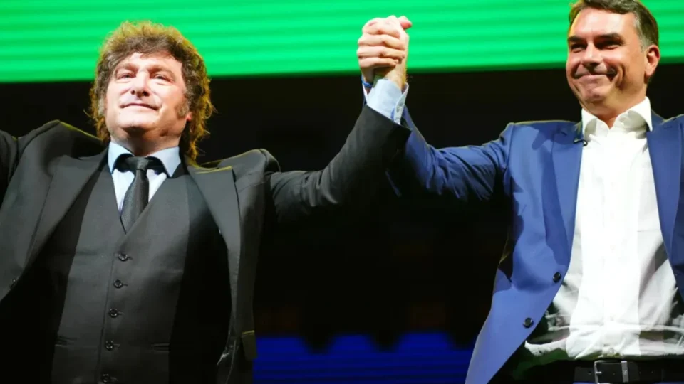 Governo Milei nega entrada de Flávio Bolsonaro na Argentina após suspeita de viagem aos Estados Unidos