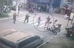 VEJA: mulher vai para cima de policiais com faca e acaba morta a tiros