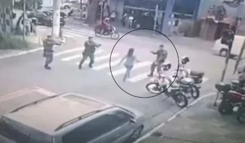 VEJA: mulher vai para cima de policiais com faca e acaba morta a tiros