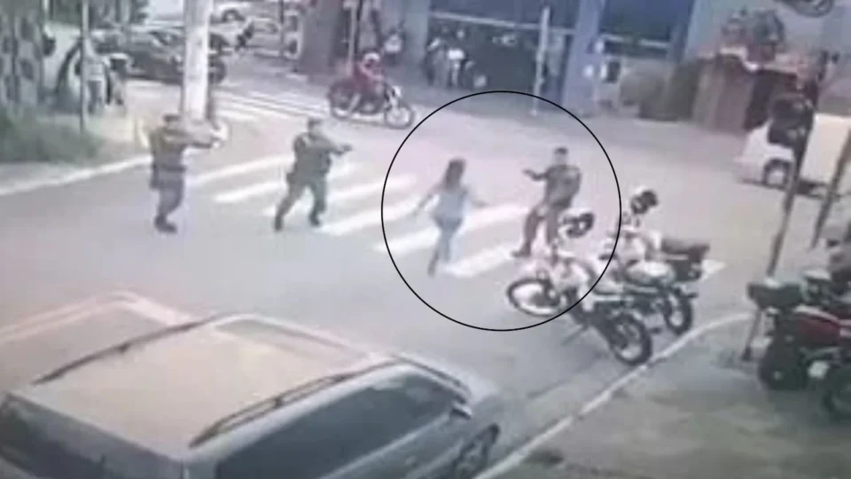 VEJA: mulher vai para cima de policiais com faca e acaba morta a tiros