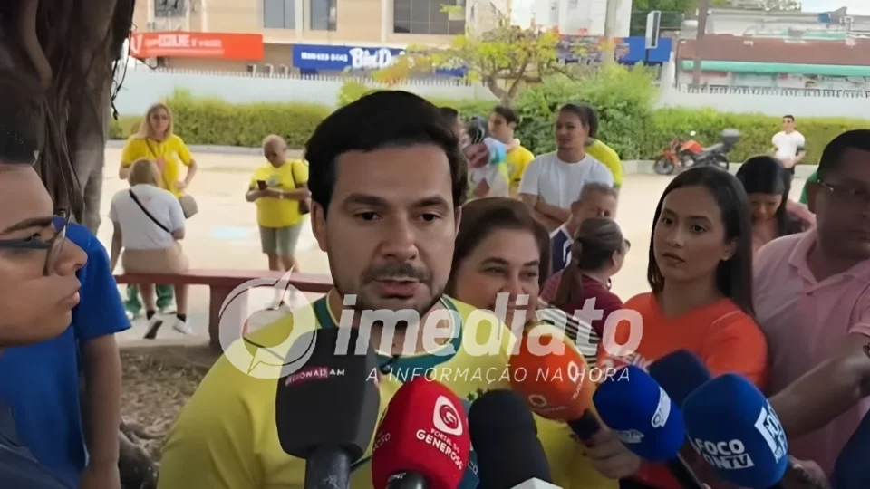 “Terra rica tem que ter povo rico”: candidato ao Senado Alberto Neto vota em Manaus e defende fortalecimento da Zona Franca
