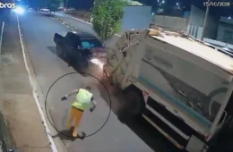 VEJA VÍDEO: Gari pula de caminhão para escapar de ser prensado após caminhonete atingir veículo em Altamira