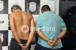 A CASA CAIU: Dupla é flagrada embalando drogas em casa com simulacro de pistola e cigarros de maconha