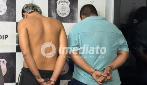 A CASA CAIU: Dupla é flagrada embalando drogas em casa com simulacro de pistola e cigarros de maconha