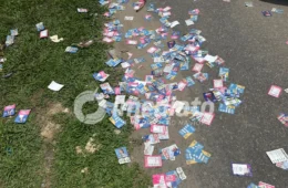 DENÚNCIA: Santinhos tomam rua em frente a escola eleitoral na zona rural de Manaus
