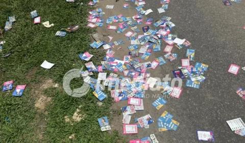 DENÚNCIA: Santinhos tomam rua em frente a escola eleitoral na zona rural de Manaus