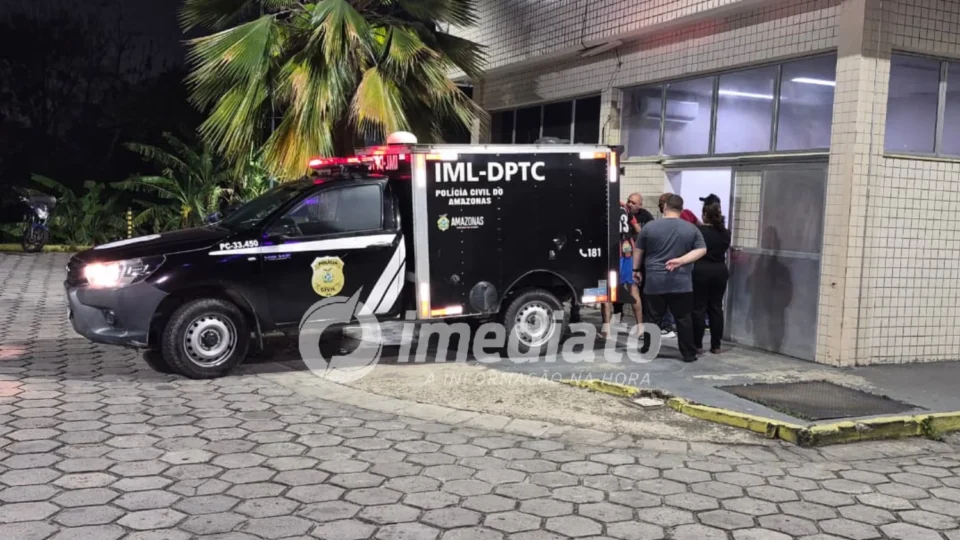 VEJA IMAGENS: Corpo de homem morto a tiros por idoso é removido após crime no Novo Aleixo