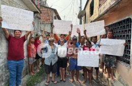 “Estamos há cinco anos pedindo socorro”: moradores protestam contra o risco de desabamento de casas