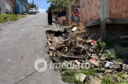 Moradores denunciam cratera e problemas de infraestrutura na Rua Andorinha, em Manaus