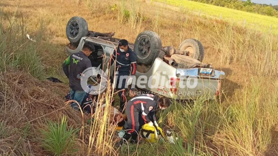 ATUALIZAÇÃO | Motorista fica ferido em acidente entre carreta e caminhonete na BR-401