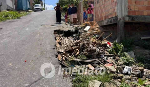 Moradores denunciam cratera e problemas de infraestrutura na Rua Andorinha, em Manaus