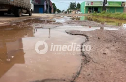 RUA ESBURACADA: moradora cai em buraco e população teme caos com chegada das chuvas