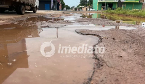 RUA ESBURACADA: moradora cai em buraco e população teme caos com chegada das chuvas