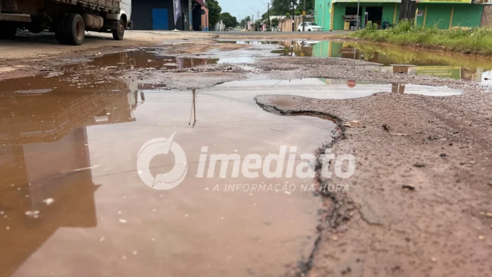 RUA ESBURACADA: moradora cai em buraco e população teme caos com chegada das chuvas