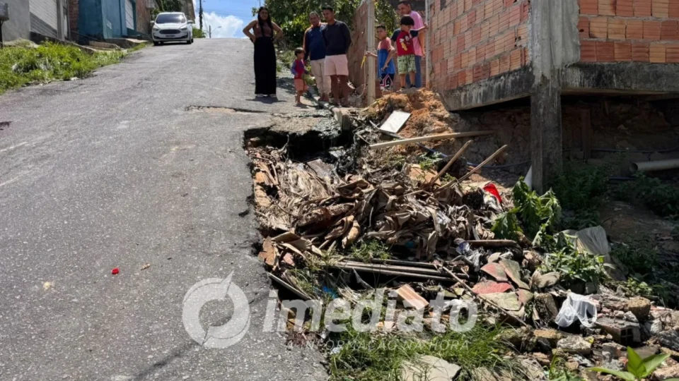 Moradores denunciam cratera e problemas de infraestrutura na Rua Andorinha, em Manaus