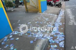 “Santinhos” tomam conta de rua em frente a escola de votação em Boa Vista