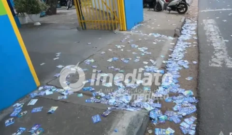 “Santinhos” tomam conta de rua em frente a escola de votação em Boa Vista