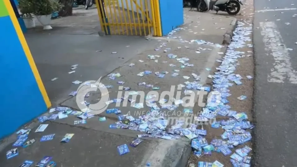 “Santinhos” tomam conta de rua em frente a escola de votação em Boa Vista