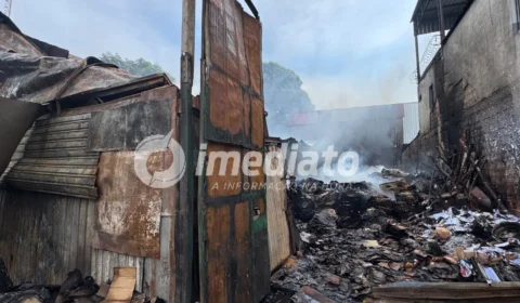 VEJA COMO FICOU: incêndio destrói empresa de reciclagem e atinge escola infantil em Manaus