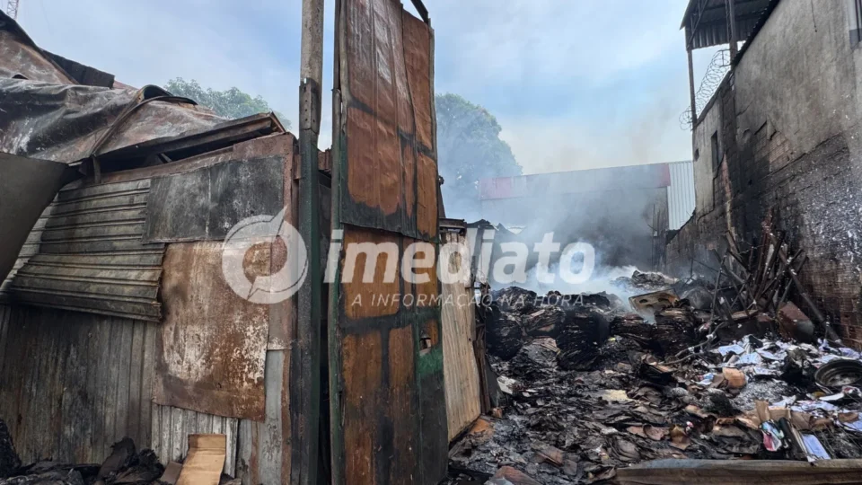 VEJA COMO FICOU: incêndio destrói empresa de reciclagem e atinge escola infantil em Manaus