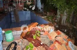 “A gente está correndo risco de vida”: Moradores vivem sob risco após muro desabar e quintais alagarem durante chuva em Manaus